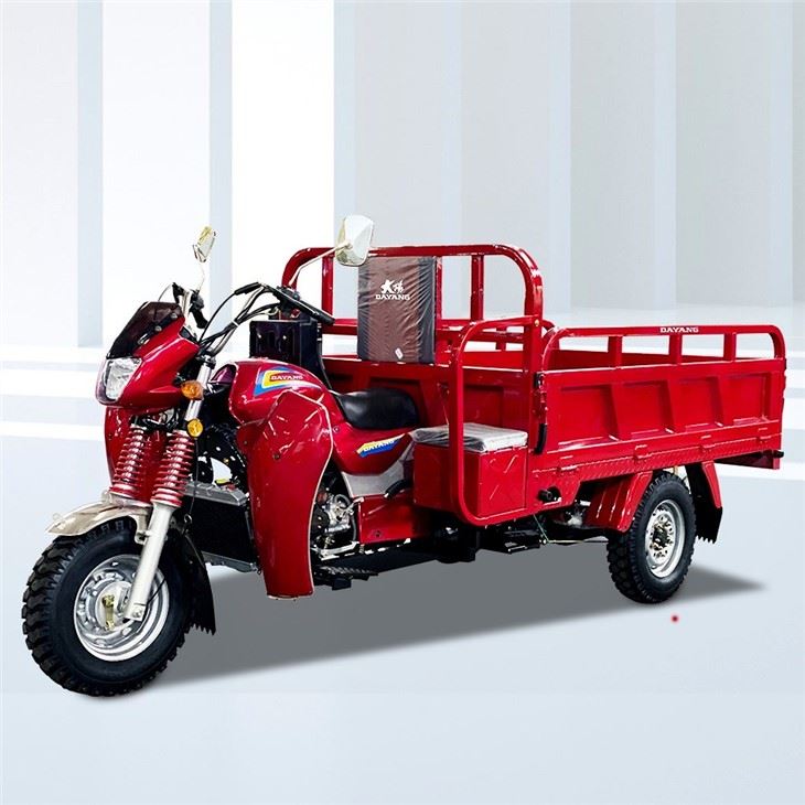 Nákladné trojkolesové auto s objemom 300 cm3